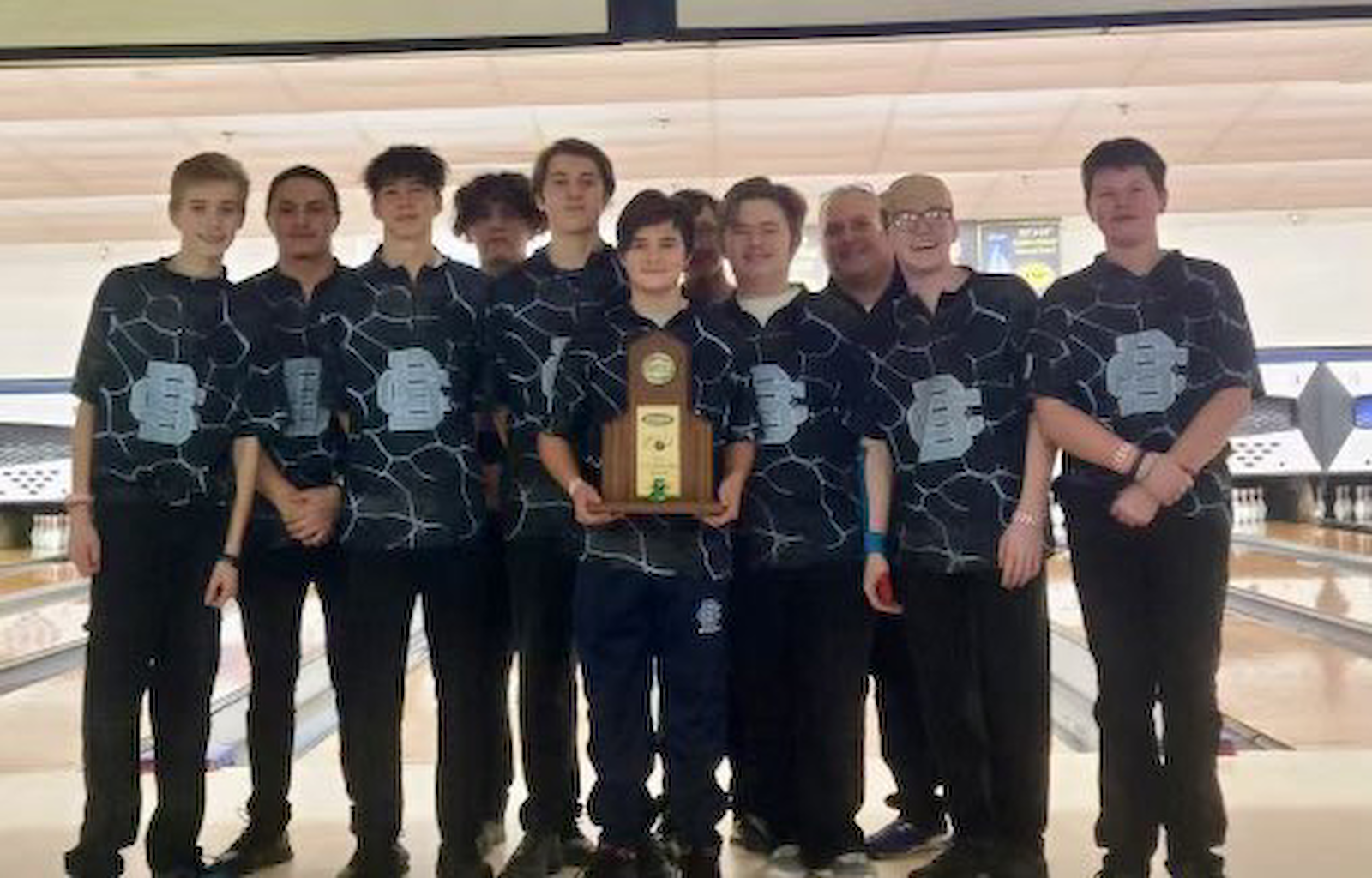 Boys bowling wins 3rd straight regional, Kuryla & Sears qualify for state singles cover photo